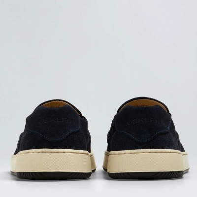 Ténis baixos de camurça azul escuro com sola branca vista traseira