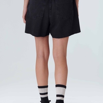 Calções pretos denim com bainha franjada vistos de costas