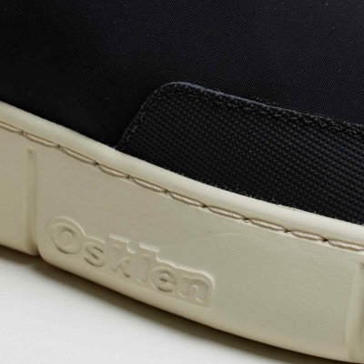 Sapato casual preto com sola branca e marca Osklen em relevo