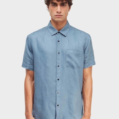 Camisa masculina azul clara de tecido leve com mangas curtas e bolso frontal