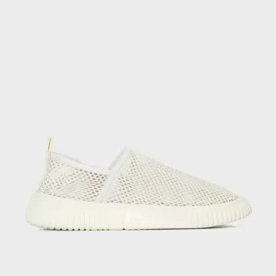 Tênis branco de malha respirável com sola emborrachada