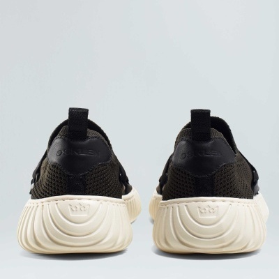 Ténis pretos com sola branca vista traseira