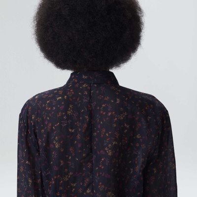 Camisa escura com padrão floral vista de costas