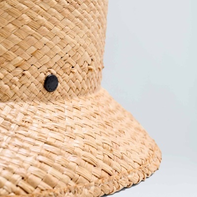 Chapéu de palha trançado bege com botão preto decorativo