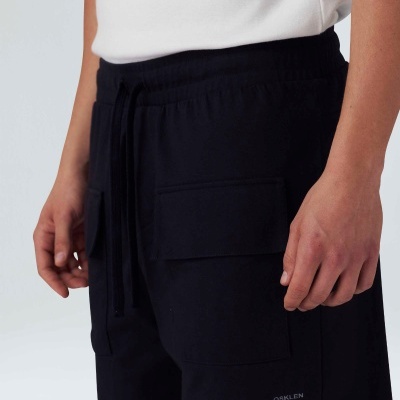 Calções pretos com bolsos frontais e logótipo OSKLEN