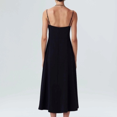 Vestido midi preto com alças finas visto de costas