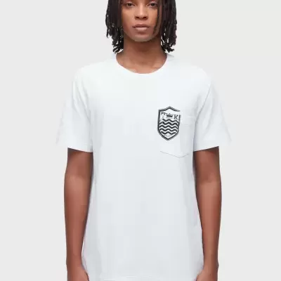T-shirt branca com bolso e escudo preto e branco no peito