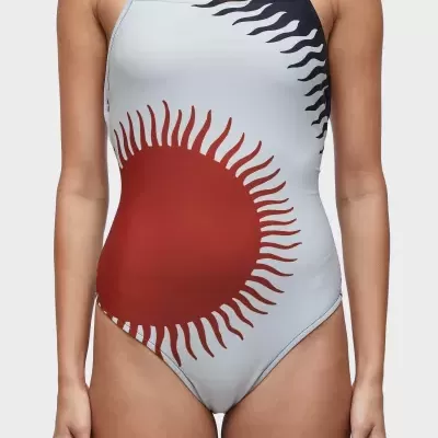 Fato de banho branco com padrão de chamas em preto e vermelho e alças finas