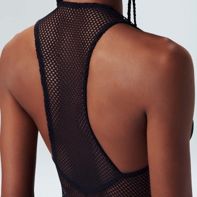 Costas de peça preta em tecido de malha tipo rede