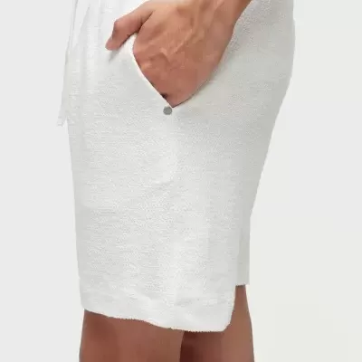 Shorts masculinos brancos com bolso e cordão ajustável