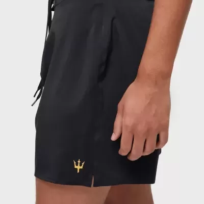 Calções de banho pretos com símbolo dourado em forma de tridente.