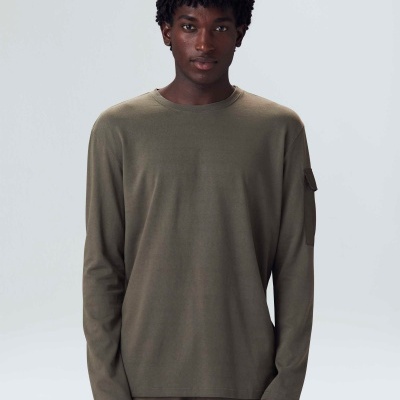 Camisola manga comprida verde-oliva com bolso na manga em modelo masculino