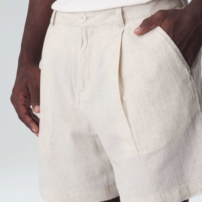 Calções bege claro em tecido linho com bolso e botão à frente