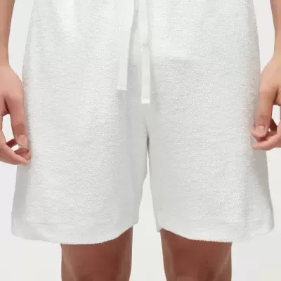 Calções brancos texturizados com cordão na cintura