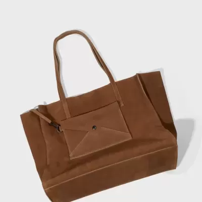 Mala castanha de camurça com alças e bolso com aba e botão