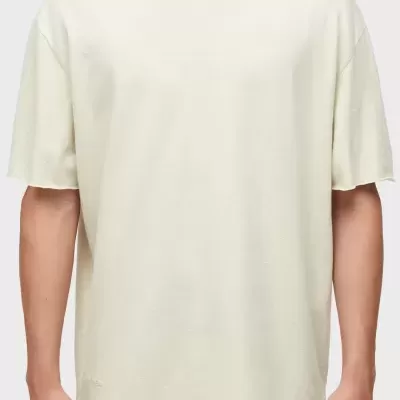 T-shirt creme de manga curta com gola redonda e corte largo