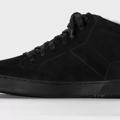 Tênis alto masculino preto em fundo branco