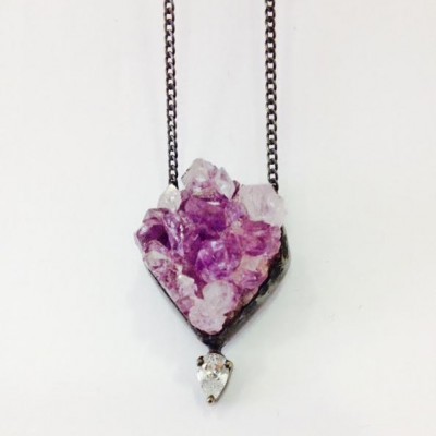 Colar com pendente de cristal bruto lilás e branco com corrente prateada