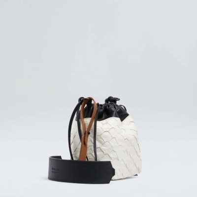 Mala saco pequena branca com padrão de folhas e topo em couro preto