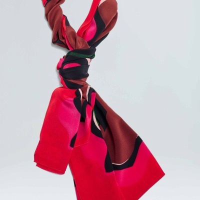 Lenço colorido em tecido macio amarrado