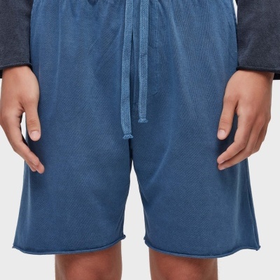 Calções azuis com cordão ajustável usados por uma pessoa