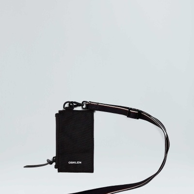 Carteira preta OSKLEN com cinto ajustável preto e riscas brancas e vermelhas