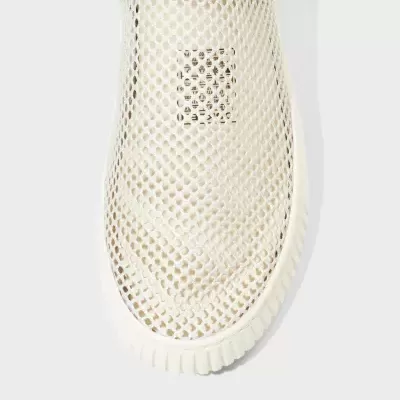 Sapatilha branca de malha em rede com sola de borracha