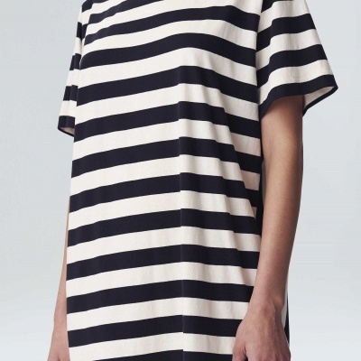 Vestido curto com riscas pretas e brancas em fundo claro