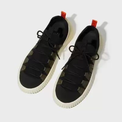 Sapatilhas pretas com sola branca e detalhes verdes