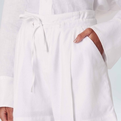 Calções brancos de tecido leve com cintura elástica e cordão ajustável