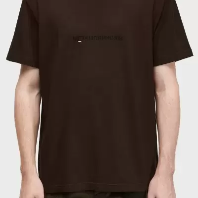 Camiseta castanha escura com texto METAMORPHOSIS ao centro.