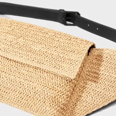 Mala carteira em material trançado bege com alça preta de couro sintético