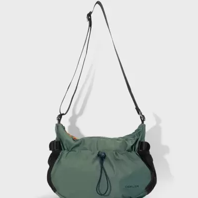 Mala tiracolo OSKLEN verde com alça preta ajustável