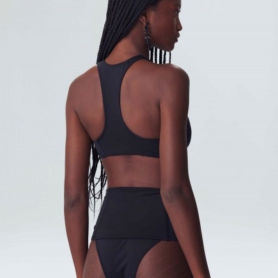 Fato de banho feminino preto visto de costas