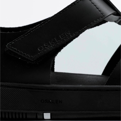 Sandália preta Osklen em couro sintético com correia ajustável