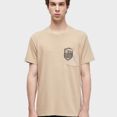 T-shirt bege masculina com bolso e escudo estampado no peito