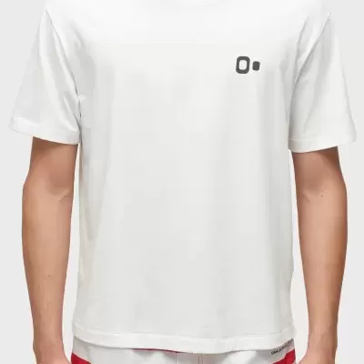 T-shirt branca com logotipo preto e calções vermelhos com faixa branca