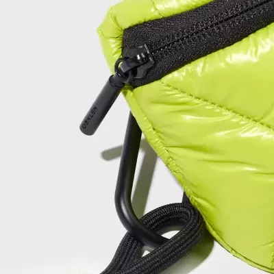 Bolsa verde lima acolchoada com fecho preto e cordão preto e branco