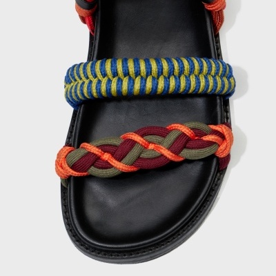 Chinelo preto com tiras trançadas coloridas