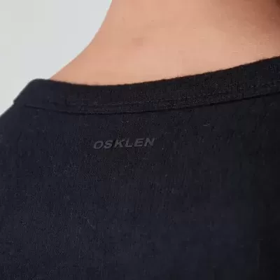 T-shirt preta com logótipo OSKLEN na parte superior das costas