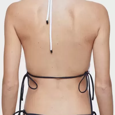 Vista traseira de biquíni branco e preto com cordões finos para atar