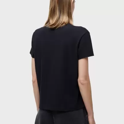 Pessoa vista de costas a usar t-shirt preta de manga curta e calções pretos