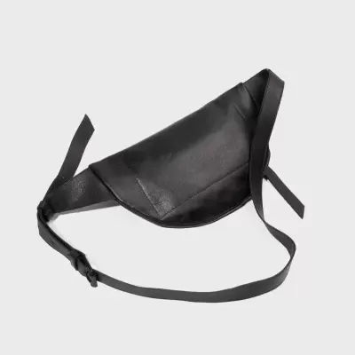 Bolsa tipo pochete em pele preta com correia ajustável.