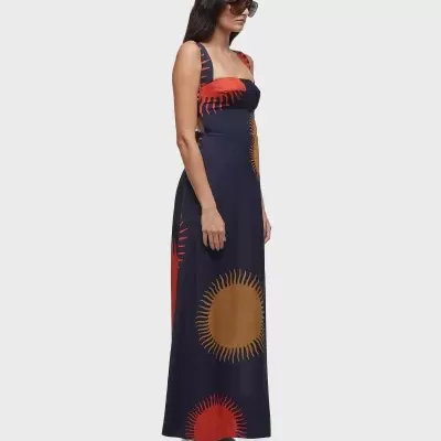 Vestido comprido azul escuro com padrões circulares laranja e vermelho.