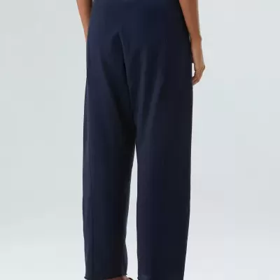 Calças largas azuis escuras com cós elástico azul claro, vistas de costas