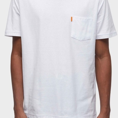 T-shirt branca com bolso e etiqueta laranja no peito, usada por modelo