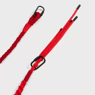 Cordas vermelhas trançadas com mosquetões pretos sobre fundo cinza