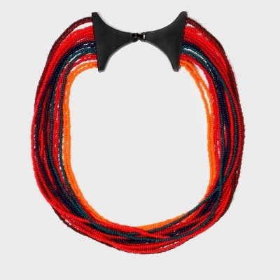 Colar de múltiplas fiadas de contas coloridas com fecho preto sobre fundo branco