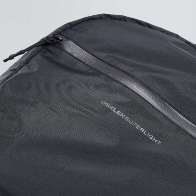 Mochila preta ÔSKLEN SUPERLIGHT com fecho impermeável