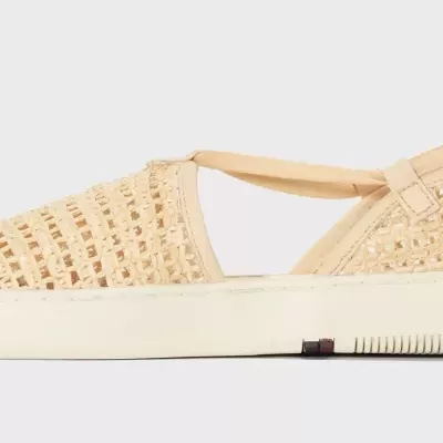 Sapatilha bege com tecido trançado e sola branca